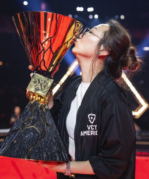 지난 8월 27일(한국 시간) 발로란트 챔피언스 로스앤젤레스 2023 결승전에서 우승 트로피에 입맞추는 EG '포터' 크리스틴 치 감독. /발로란트 플리커