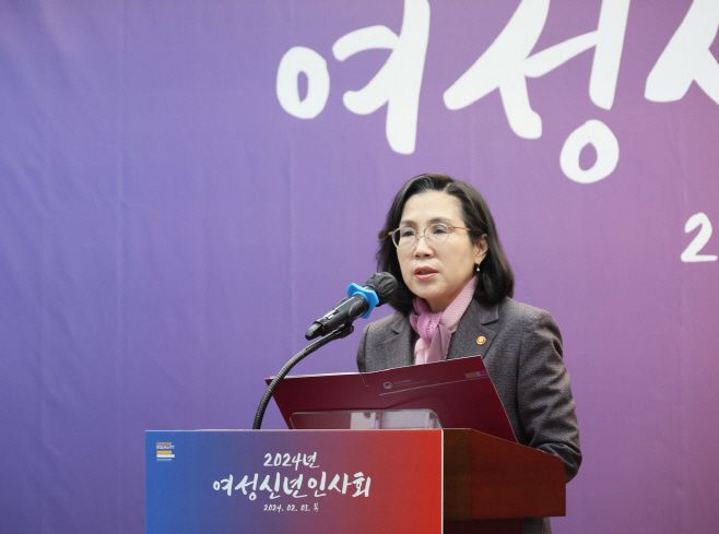 김현숙 여성가족부 장관이 지난 1일 오후 서울 중구 은행회관에서 열린 '2024년 여성신년인사회'에 참석해 축사하고 있다. /여성가족부