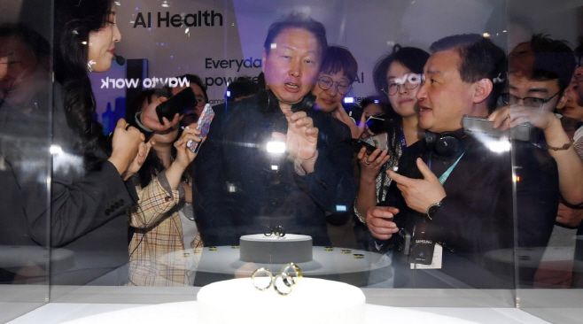 최태원 SK그룹 회장(가운데)과 노태문 삼성전자 MX부문 사업부장(사장)이 26일 스페인 바르셀로나 피라 그란 비아 전시장에서 개막한 '모바일 월드 콩그레스(MWC 2024)'에서 삼성전자 '갤럭시 링'을 살펴보고 있다./제공=사진공동취재단