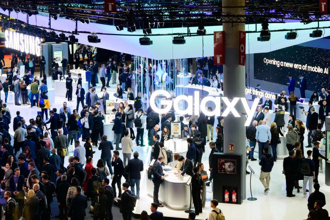 관람객들이 26일(현지시간) MWC 2024가 열리고 있는 스페인 바르셀로나 피라 그란 비아 삼성전자 전시관에서 삼성전자의 모바일 제품을 체험하고 있다. /삼성전자
