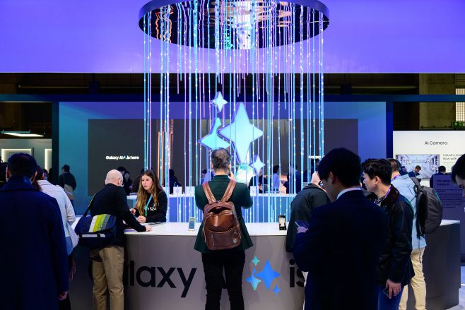 관람객들이 26일(현지시간) MWC 2024가 열리고 있는 스페인 바르셀로나 피라 그란 비아 삼성전자 전시관에서 삼성전자의 모바일 제품을 체험하고 있다. /삼성전자