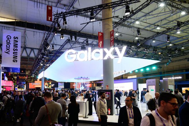 관람객들이 26일(현지시간) MWC 2024가 열리고 있는 스페인 바르셀로나 피라 그란 비아 삼성전자 전시관에서 삼성전자의 모바일 제품을 체험하고 있다. /삼성전자