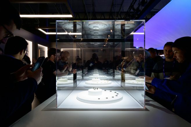 관람객들이 26일(현지시간) MWC 2024가 열리고 있는 스페인 바르셀로나 피라 그란 비아 삼성전자 전시관에서 삼성전자의 모바일 제품을 체험하고 있다. /삼성전자