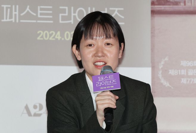 셀린 송 감독이 영화 '패스트 라이브즈'에 대해 설명하고 있다/연합뉴스