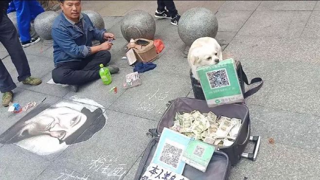 베이징의 한 걸인이 애완견에게 물린 위챗페이 QR 코드를 통해 동냥을 하고 있다. 그만큼 중국에서는 모바일 결제 서비스가 대중화돼 있다./징지르바오(經濟日報).