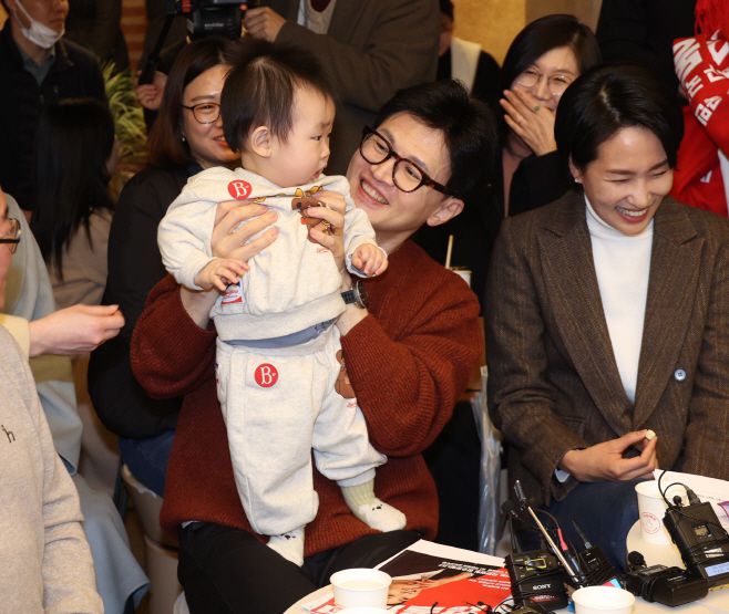 국민의힘 한동훈 비상대책위원장이 5일 충북 청주시 문화제조창에서 진행된 육아맘들과 간담회에서 한 참석자의 아기를 안아주고 있다. 2024.3.5 [공동취재]