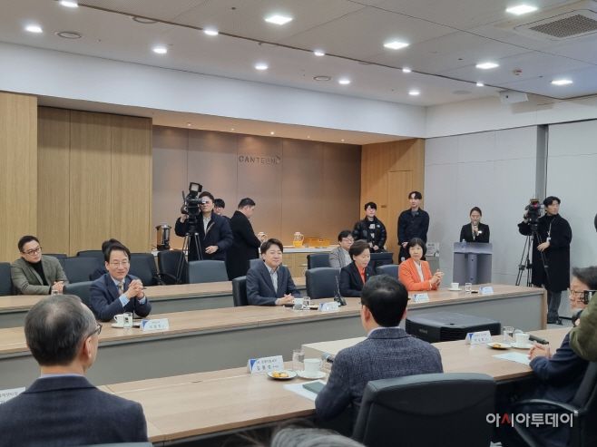 개혁신당 지도부가 12일 경기 화성 삼성전자 화성캠퍼스에서 삼성전자 임원들과 간담회를 갖고 있다. /이하은 기자