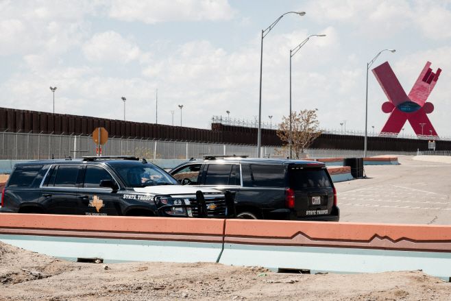 미국 텍사스주 경찰조직인 공공안전부(DPS) 차량이 19일(현지시간) 텍사스주 엘패소의 국경 장벽에서 경계를 서고 있다./로이터·연합뉴스