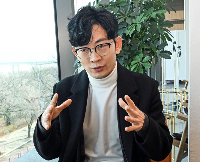 박충권 현대제철 연구개발본부 책임연구원이 지난달 26일 본지 인터뷰 질의에 답변하고 있다./송의주 기자