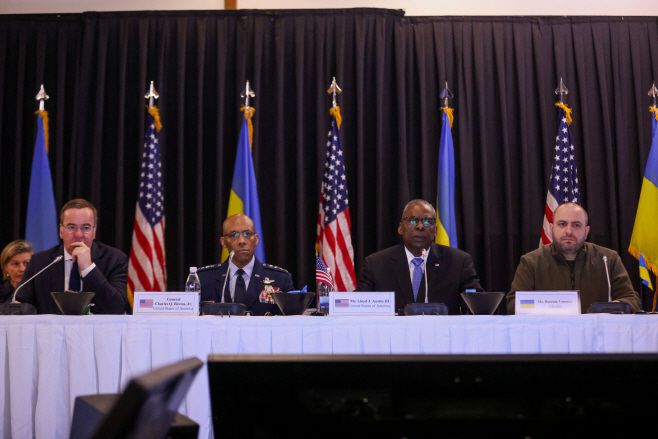 보리스 피스토리우스 독일 국방부 장관(왼쪽부터)·찰스 브라운 미국 합참의장·로이드 오스틴 미국 국방부 장관·루스템 우메로우 우크라이나 국방부 장관이 19일(현지시간) 독일 람슈타인의 미군 공군기지에서 열린 우크라이나 국방연락그룹(UDCG) 회의에 참석하고 있다./로이터·연합뉴스