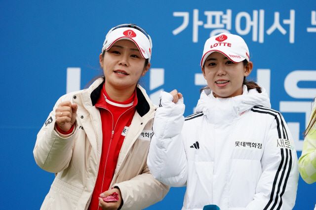 이소영(왼쪽)과 황유민이 24일 전남 여수시 디오션CC에서 막을 내린 아쿠아가든-디오션컵 골프구단 대항전에서 2연패에 성공한 뒤 화이팅을 외치고 있다. /대회조직위