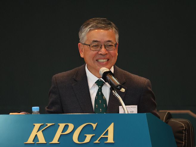 김원섭 회장이 2024 KPGA 정기총회에서 인사말을 하고 있다. /KPGA