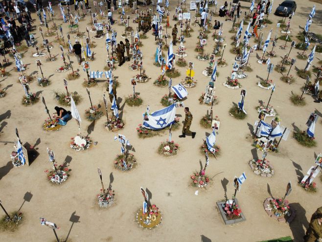 지난해 10월 7일 팔레스타인 무장정파 하마스의 기습 공격으로 살해된 희생자들의 가족들이 7일(현지시간) 이스라엘 남부 추모 장소를 방문하고 있다./EPA·연합뉴스