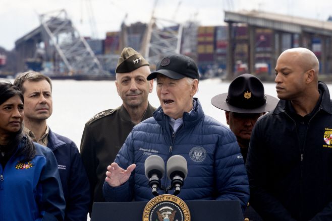 조 바이든 미국 대통령(가운데)이 5일(현지시간) 미국 메릴랜드주 던달크에서 웨스 무어 메릴랜드 주지사(오른쪽)·피트 부티지지 미국 교통부 장관(뒷줄 왼쪽) 등과 함께 '프랜시스 스콧 키 브릿지' 잔해를 배경으로 연설하고 있다./EPA·연합뉴스