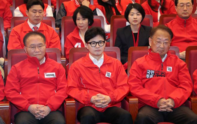 아시아투데이 이병화 기자 = 한동훈 국민의힘 총괄선대위원장과 윤재옥 원내대표 등이 10일 국회 도서관에 마련된 제22대 국회의원선거(총선) 개표 상황실에서 방송사 출구조사 결과를 지켜보고 있다..