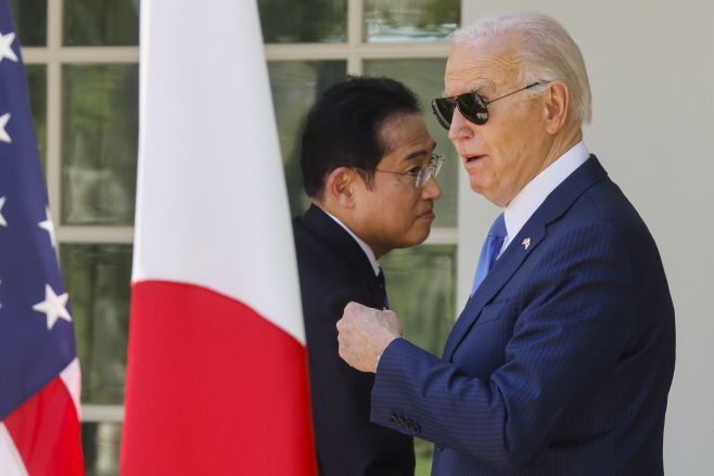 조 바이든 미국 대통령과 기시다 후미오(岸田文雄) 일본 총리가 10일(현지시간) 미국 워싱턴 D.C. 백악관에서 정상회담 후 가진 공동 기자회견을 마친 후 로즈가든을 떠나고 있다./UPI·연합뉴스