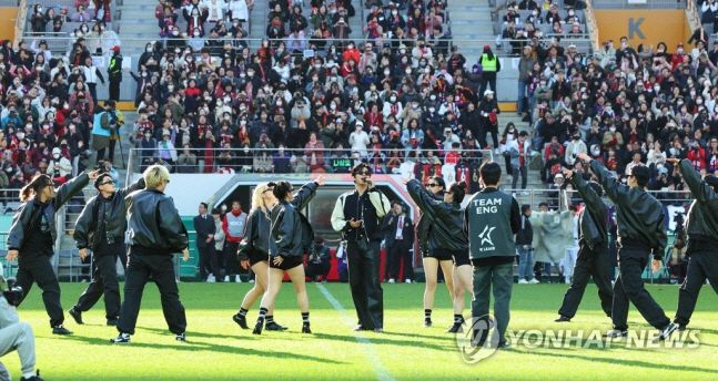 임영웅이 지난해 4월 월드컵경기장에서 개최한 미니콘서트에서 댄서들과 축구화를 신고 무대에 등장했다./연합뉴스