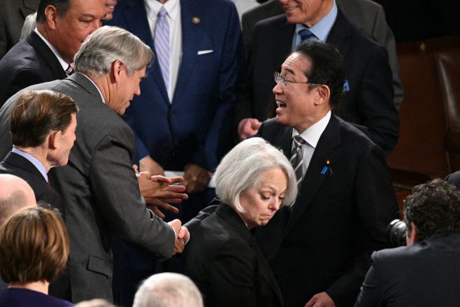 기시다 후미오(岸田文雄) 일본 총리는 11일(현지시간) 미국 워싱턴 D.C. 연방의회의사당의 상·하원 합동회의에서 의원들과 악수를 나누고 있다./AFP·연합뉴