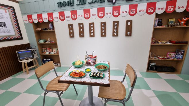 농심이 12일 서울 성수동에서 문을 연 팝업스토어 내부 모습./제공=이수일 기자