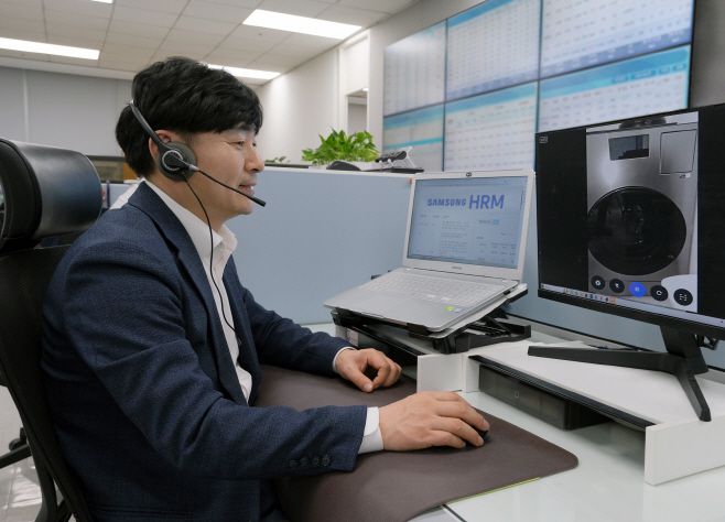 삼성전자서비스 컨택센터 상담사가 HRM 원격 상담을 진행하고 있다./삼성전자서비스