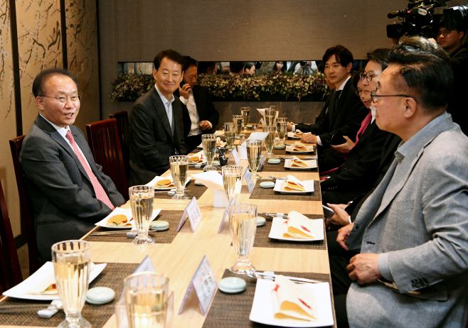 윤재옥 국민의힘 원내대표 겸 당대표 권한대행이 17일 서울 여의도 한 식당에서 열린 초선 지역구 당선자 오찬 간담회에 참석해 발언을 하고 있다.  이날 간담회에는 우재준(대구 북구갑), 정연욱(부산 수영구), 임종득(경북 영주시영양군봉화군), 서명옥(서울 강남구갑), 김종양(경남 창원시의창군), 고동진(서울 강남구병), 조지연(경북 경산시), 정성국(부산 부산진구갑), 신동욱(서울 서초구을), 김상욱(울산 남구갑), 최은석(대구 동구군위군갑), 박성훈(부산 북구을), 이상휘(경북 포항시남구울릉군), 박수민(서울 강남구을) 당선인, 배준영 사무총장, 이인선 비서실장, 정희용 수석대변인 등이 참석했다./이병화 기자