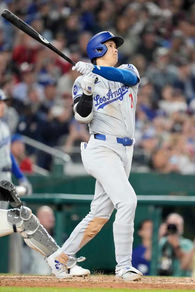 LA 다저스의 오타니 쇼헤이가 23일(현지시간) 워싱턴 내셔널스 파크에서 열린 워싱턴 내셔널스와의 경기에서 9회 솔로 홈런을 쏘아올리고 있다. / AFP 연합뉴스