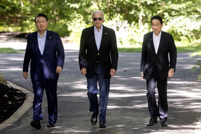 윤석열 대통령·조 바이든 미국 대통령·기시다 후미오(岸田文雄) 일본 총리가 2023년8월 18일(현지시간) 미국 메릴랜드주 프레데릭 카운티의 미국 대통령 별장 캠프 데이비드에서 한·미·일 정상회의를 마친 후 공동 기자회견을 갖기 위해 걸어오고 있다./EPA·연합뉴스
