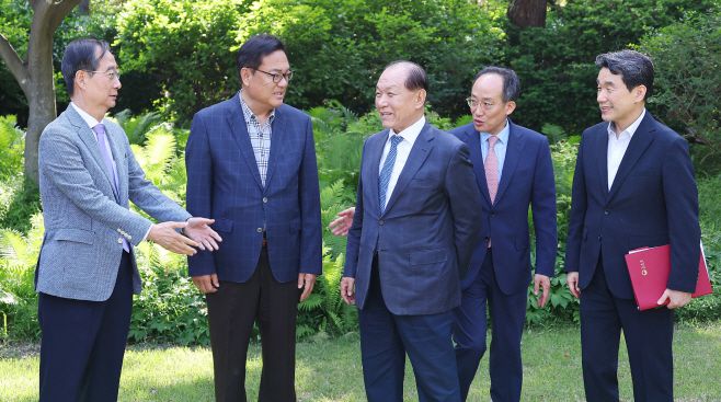 12일 오후 서울 종로구 삼청동 총리 공관에서 열린 긴급 고위 당·정·대 협의회 시작에 앞서 한덕수 국무총리(왼쪽부터), 정진석 대통령실비서실장, 국민의힘 황우여 비상대책위원장, 추경호 원내대표, 이주호 사회부총리가 환담을 나누고 있다. /연합뉴스