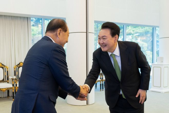 윤석열 대통령이 13일 서울 한남동 관저에서 열린 국민의힘 비상대책위원회와의 만찬에서 황우여 비상대책위원장과 악수하고 있다. /제공=대통령실