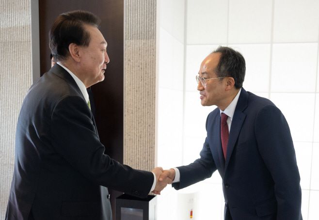 윤석열 대통령이 13일 서울 한남동 관저에서 열린 국민의힘 비상대책위원회와의 만찬에서 추경호 원내대표와 악수하고 있다. /제공=대통령실