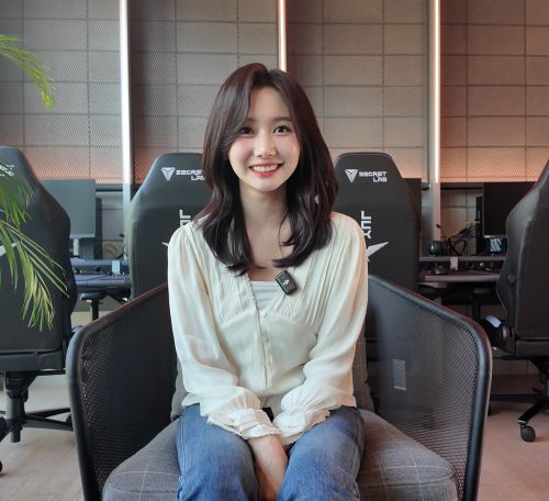 '운타라'에게 딜을 넣을때가 너무 재밌다는 윤수빈 아나운서. /이윤파 기자