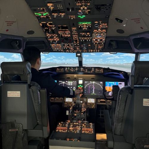 이스타항공 운항 승무원이 조종 훈련을 진행하고 있다. /이스타항공