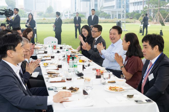 윤석열 대통령이 24일 서울 용산 대통령실 청사 잔디마당에서 열린 '대통령의 저녁 초대' 출입기자단 초청 만찬 간담회에서 참석자들과 대화하고 있다. /제공=대통령실
