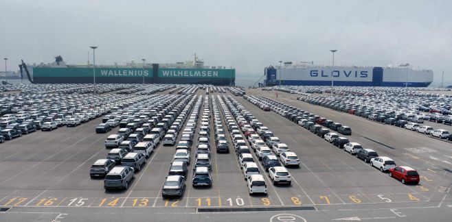 24일 평택항에 있는 기아 수출 전용부두에 선적을 앞둔 챠량들이 순서를 기다리고 있다 / 산업통상자원부