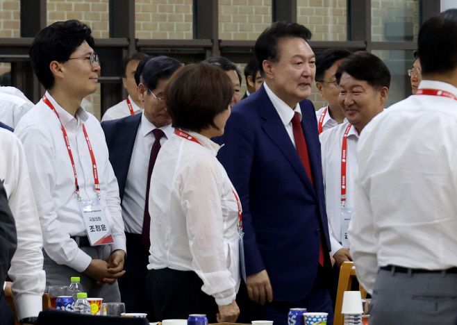윤석열 대통령이 30일에 열린 열린 '제22대 국민의힘 국회의원 워크숍' 만찬 행사에 입장하고 있다./국회사진취재단