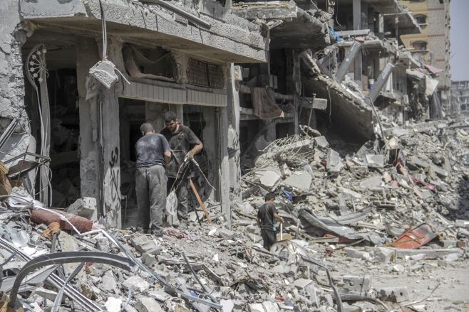 3일(현지시간) 폐허로 변한 팔레스타인 가자지구 북부 자발리아 난민 캠프에서 사람들이 쓸만한 물건을 찾고 있다. 이스라엘군은 하마스 소탕을 위해 3주 가까이 이곳에서 군사작전을 벌인 뒤 수일 전 철수했다. /신화, 연합