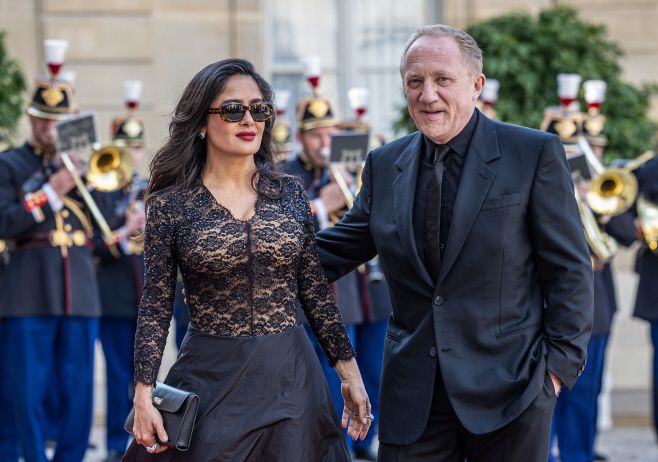 멕시코 출신 미국 배우 살마 헤이엑(왼쪽)과 프랑스 사업가 프랑수아-앙리 피노가 8일(현지시간) 에마뉘엘 마크롱 프랑스 대통령 주최로 프랑스 파리 엘리제궁에서 진행된 조 바이든 미국 대통령 부부 환영 국빈 만찬에 참석하기 위해 도착하고 있다./EPA·연합뉴스