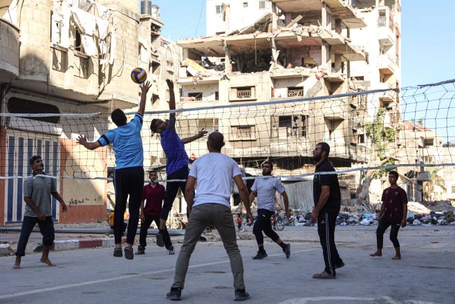 팔레스타인 청년들이 10일(현지시간) 가자지구 북부 가자시티에서 배구를 하고 있다./AFP·연합뉴스