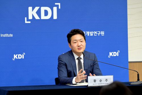 황순주 한국개발연구원 연구위원이 20일 정부세종청사에서 '갈라파고스적 부동산PF, 근본적 구조개선 필요' 보고서에 대해 설명하고 있다./KDI