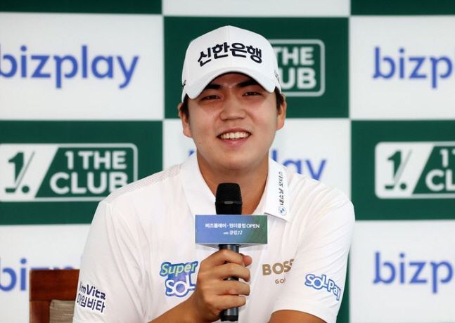 장유빈이 28일 KPGA 투어 비즈플레이 대회 2라운드 후 인터뷰를 하고 있다. /KPGA