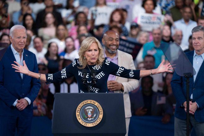 조 바이든 미국 대통령(왼쪽)의 부인 질 바이든 여사가 28일(현지시간) 노스캐롤라이나주 롤리에서 선거 유세를 하고 있다./AFP·연합뉴스