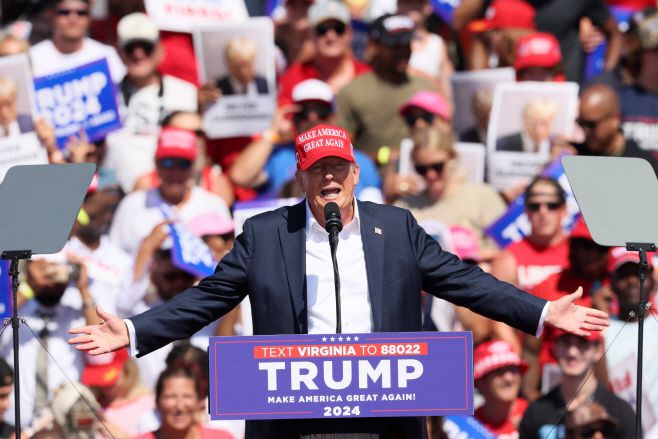 미국 공화당 대선후보인 도널드 트럼프 전 대통령이 28일(현지시간) 버지니아주 체서피크에서 연설을 하고 있다./로이터·연합뉴스