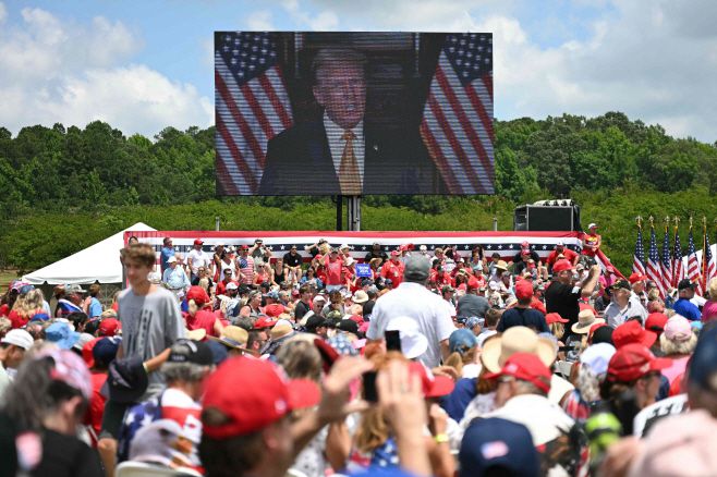 미국 공화당 대선후보인 도널드 트럼프 전 대통령 지지자들이 28일(현지시간) 버지니아주 체서피크에서 유세 시작을 기다리고 있다. 이들은 4시간 이상 트럼프 전 대통령의 도착을 기다렸다고 미국 일간 뉴욕타임스(NYT)가 전했다./AFP·연합뉴스