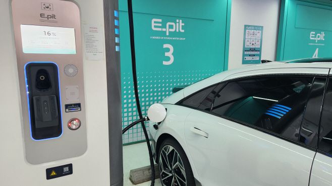 초고속 충전 서비스 'E-pit'에서 충전 중인 아이오닉6의 모습./김정규 기자