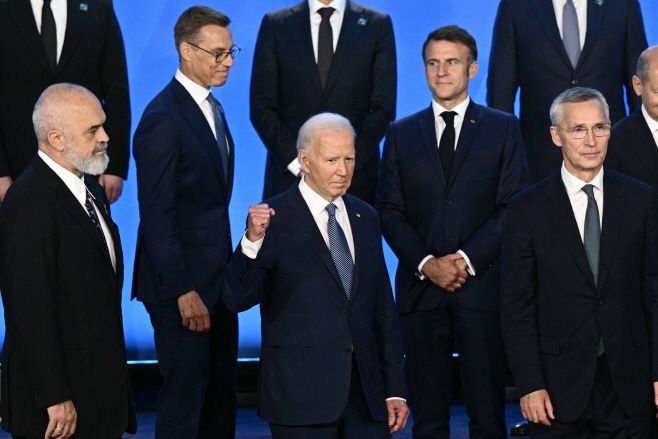조 바이든 미국 대통령(가운데)이 10일(현지시간) 미국 워싱턴 D.C. 월터 워싱턴 컨벤션 센터에서 진행된 북대서양조약기구(NATO·나토) 창설 75주년 기념 정상회의에서 단체 사진을 찍으면서 주먹을 쥐고 있다./AFP·연합뉴스