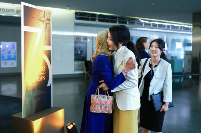 김건희 여사가 10일(현지시간) 워싱턴DC 스미소니언 미국역사박물관에서 열린 북대서양조약기구(NATO·나토) 75주년 정상회의 공식 배우자 프로그램에 참석, 조 바이든 미국 대통령의 부인 질 바이든 여사와 인사하고 있다./연합뉴스