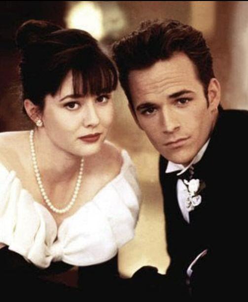 드라마 '베버리힐즈의 아이들'에서 연인으로 호흡을 맞췄던 루크 페리(오른쪽)와 섀년 도허티의 전성기 시절 모습이다. 페리가 지난 2019년 뇌졸중으로 사망한데 이어, 도허티도 오랜 암 투병으로 숨져 드라마 팬들의 가슴을 아프게 하고 있다./출처=IMDB