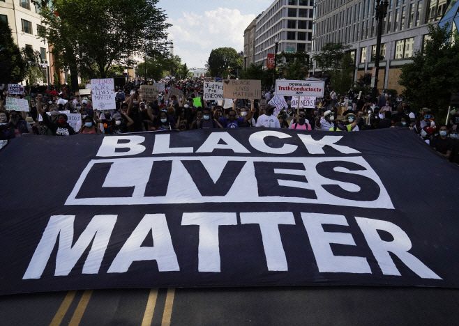 미국 경찰에 의해 살해된 흑인 남성 조지 플로이드 사망 사건에 항의하는 '흑인 목숨도 소중하다' 시위대가 2020년 6월 6일(현지시간) 워싱턴 D.C.에서 거리를 행진하고 있다./UPI·연합뉴스