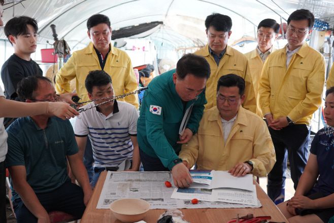 박찬대 더불어민주당 원내대표가 15일 충남 부여군 세도면 수해현장에서 열린 간담회에서 현황 보고를 받고 있다./더불어민주당