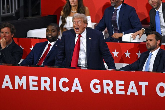 미국 공화당 대선후보인 도널드 트럼프 전 미국 대통령이 15일 저녁(현지시간) 공화당 전당대회가 개막한 위스콘신주 밀워키의 파이서브 포럼에서 뭔가를 외치고 있다. 트럼프 전 대통령 우측은 J.D. 밴스 공화당 부통령 후보./AFP·연합뉴스